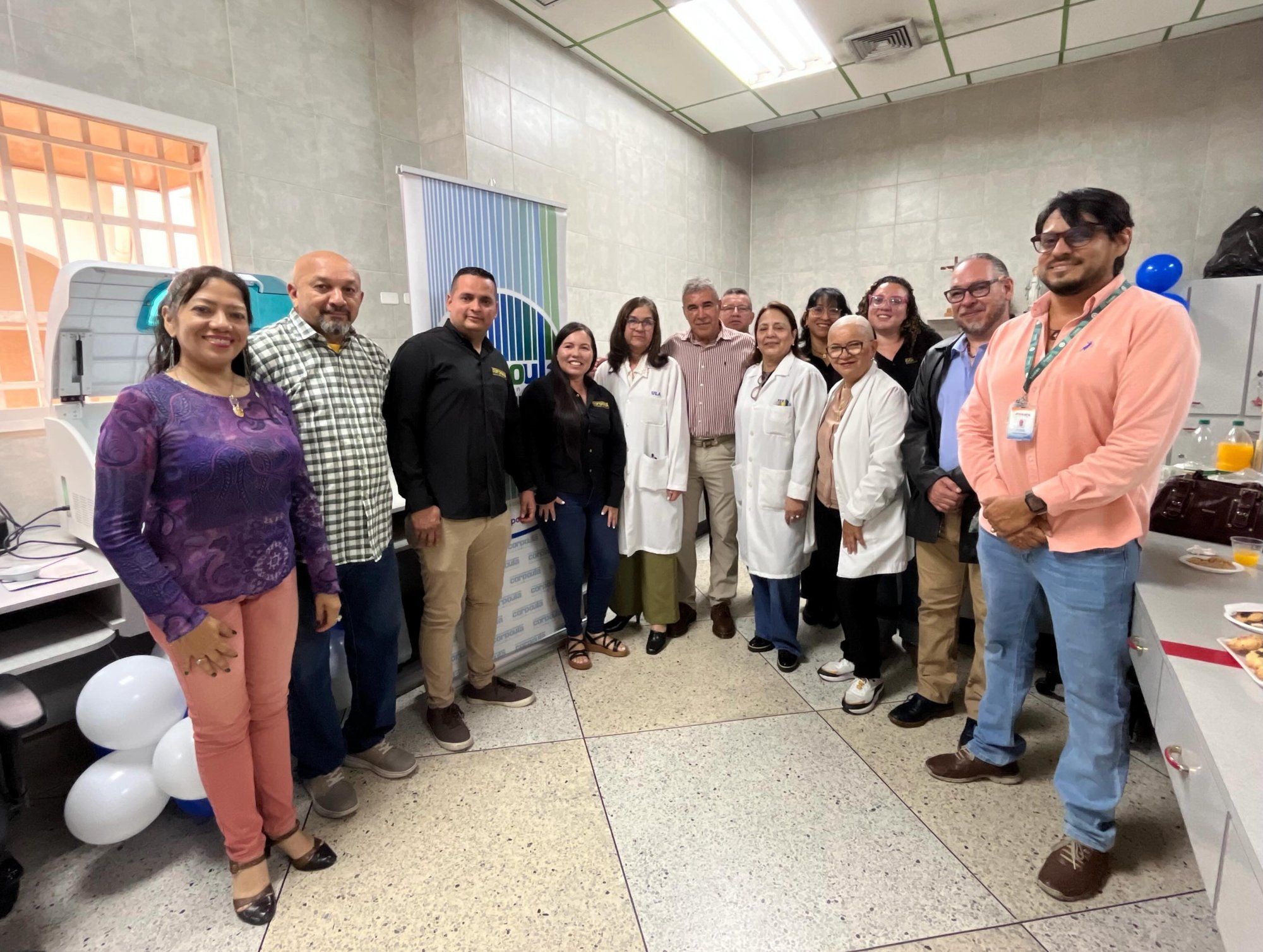 Personal del Laboratorio de CAMIULA y representantes de CORPOULA reunidos en el laboratorio