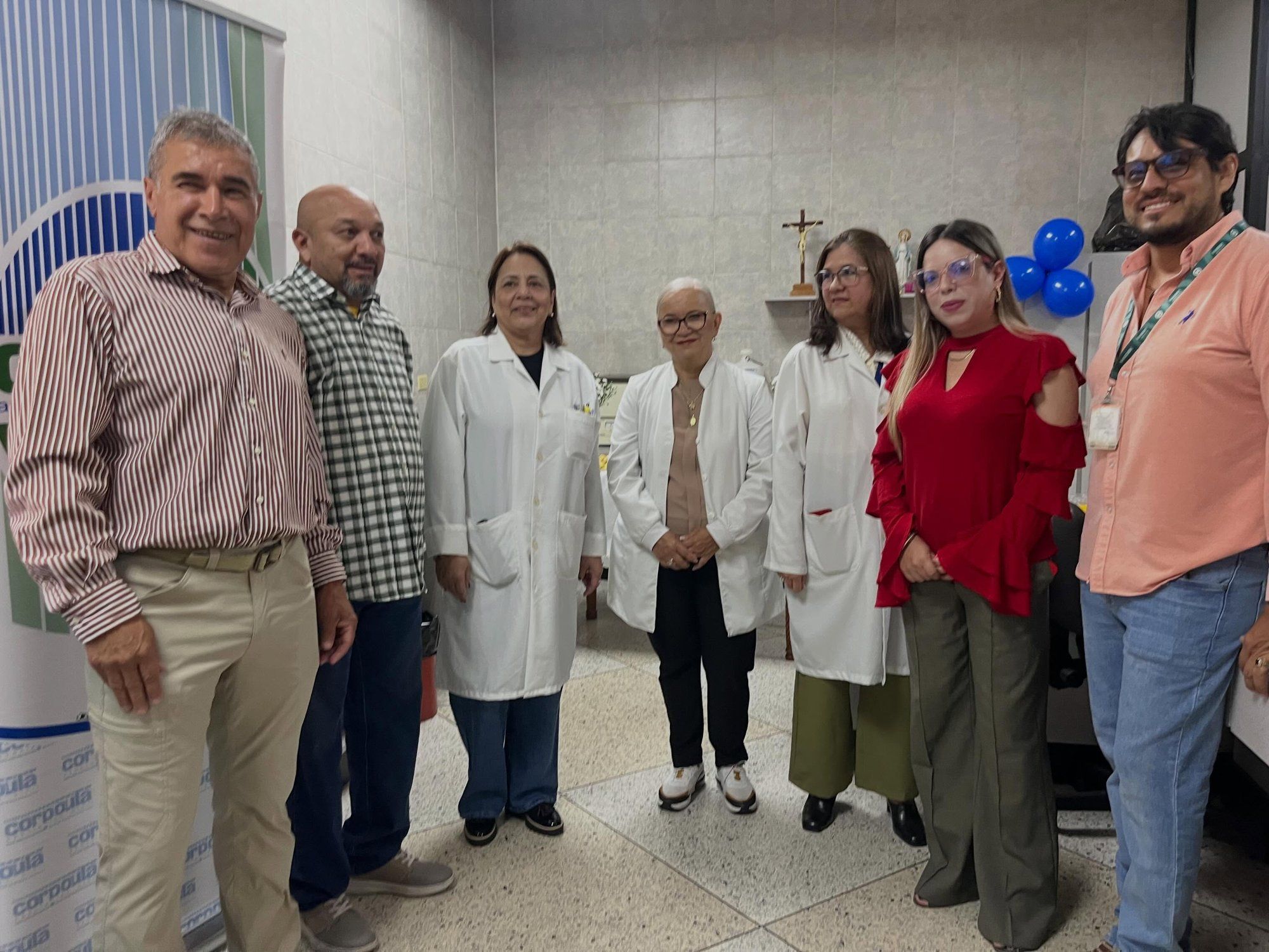 Grupo de asistentes al acto en el laboratorio de CAMIULA