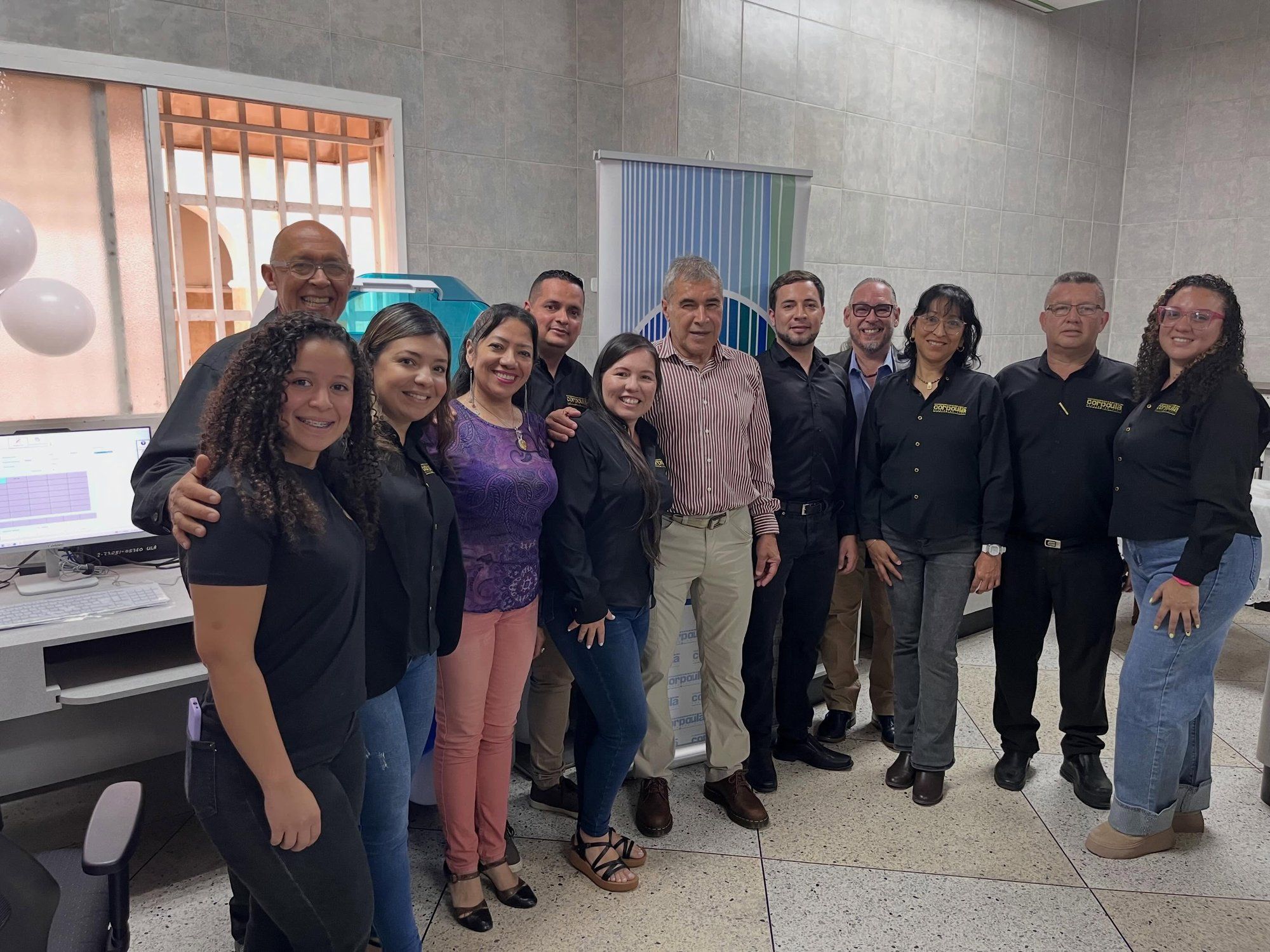 Personal y asistentes posan juntos durante la reapertura