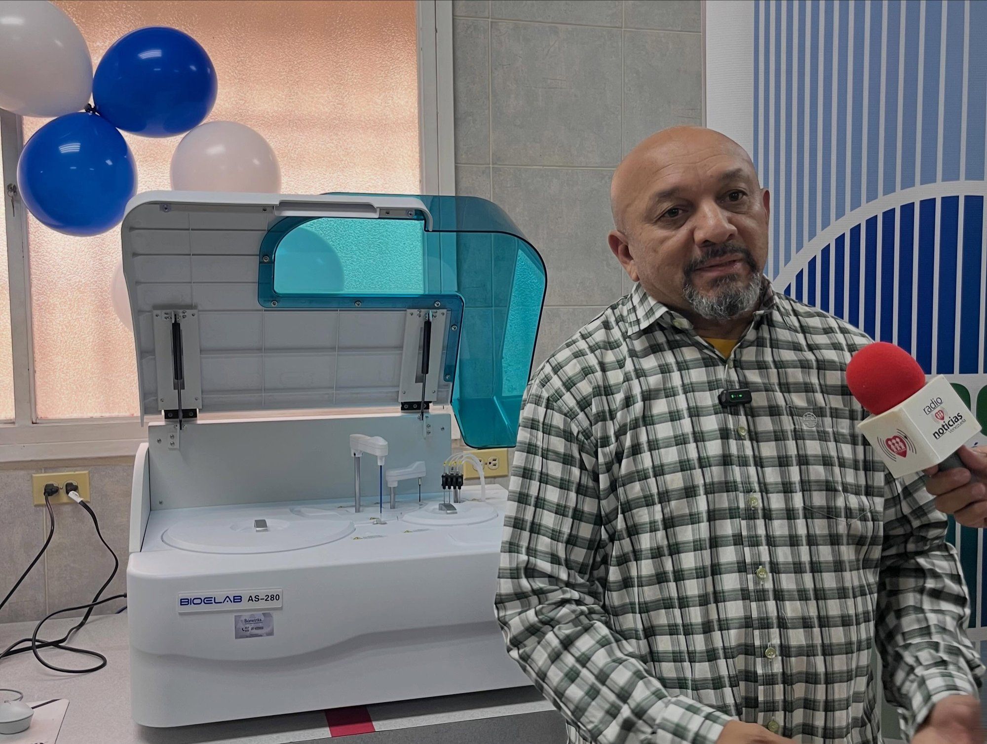 Entrevista a la prensa junto al analizador de química sanguínea