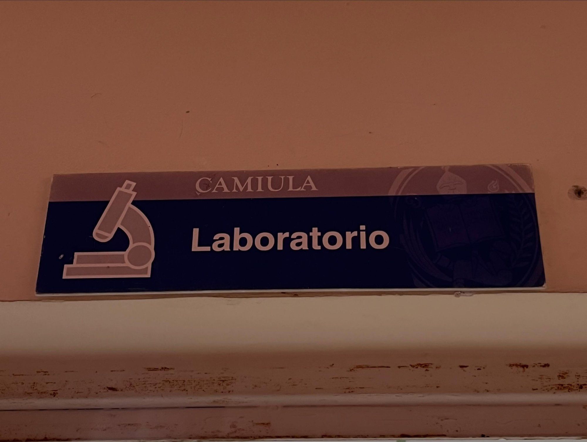 Letrero de entrada al Laboratorio de CAMIULA