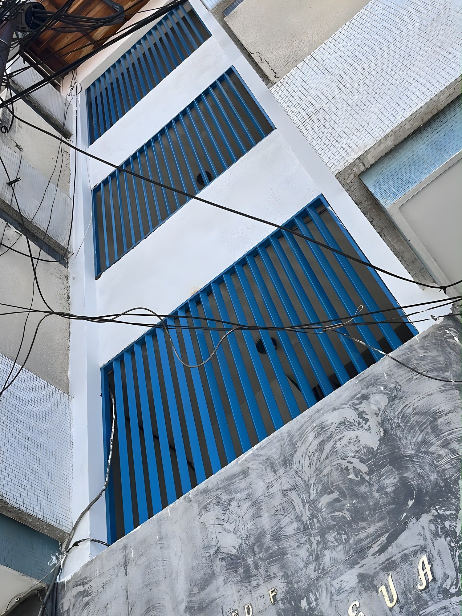 Ventanales azules de la fachada recuperada